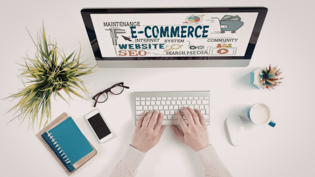 Stanowisko pracy z monitorem wyświetlającym napisy E-commerce i SEO – profesjonalne wsparcie prawne dla sklepów internetowych.